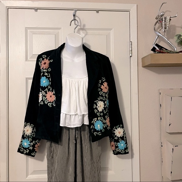 Persaman New York Black Embroidered Floral Velvet Button Down Cropped Blazer - Picture 1 of 6